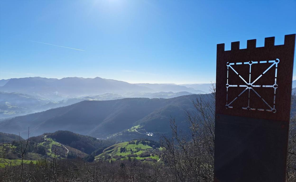 Placa metálica que sitúa los restos del castillo de Mendikute. Desde la cima tolosarra las vistas son espectaculares.