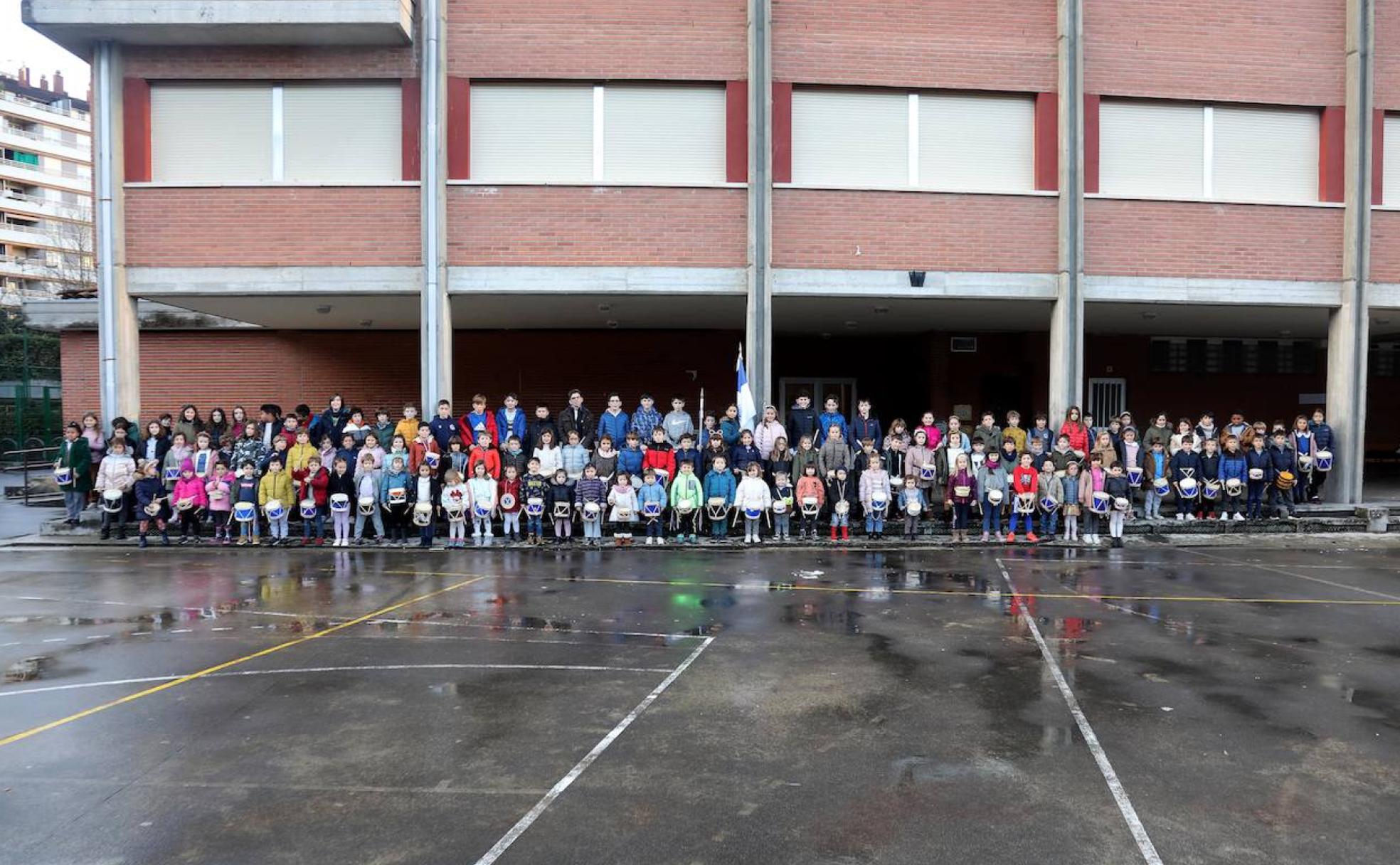 Los integrantes de Amaratarra Txiki de la Tamborrada Infantil 2023. 