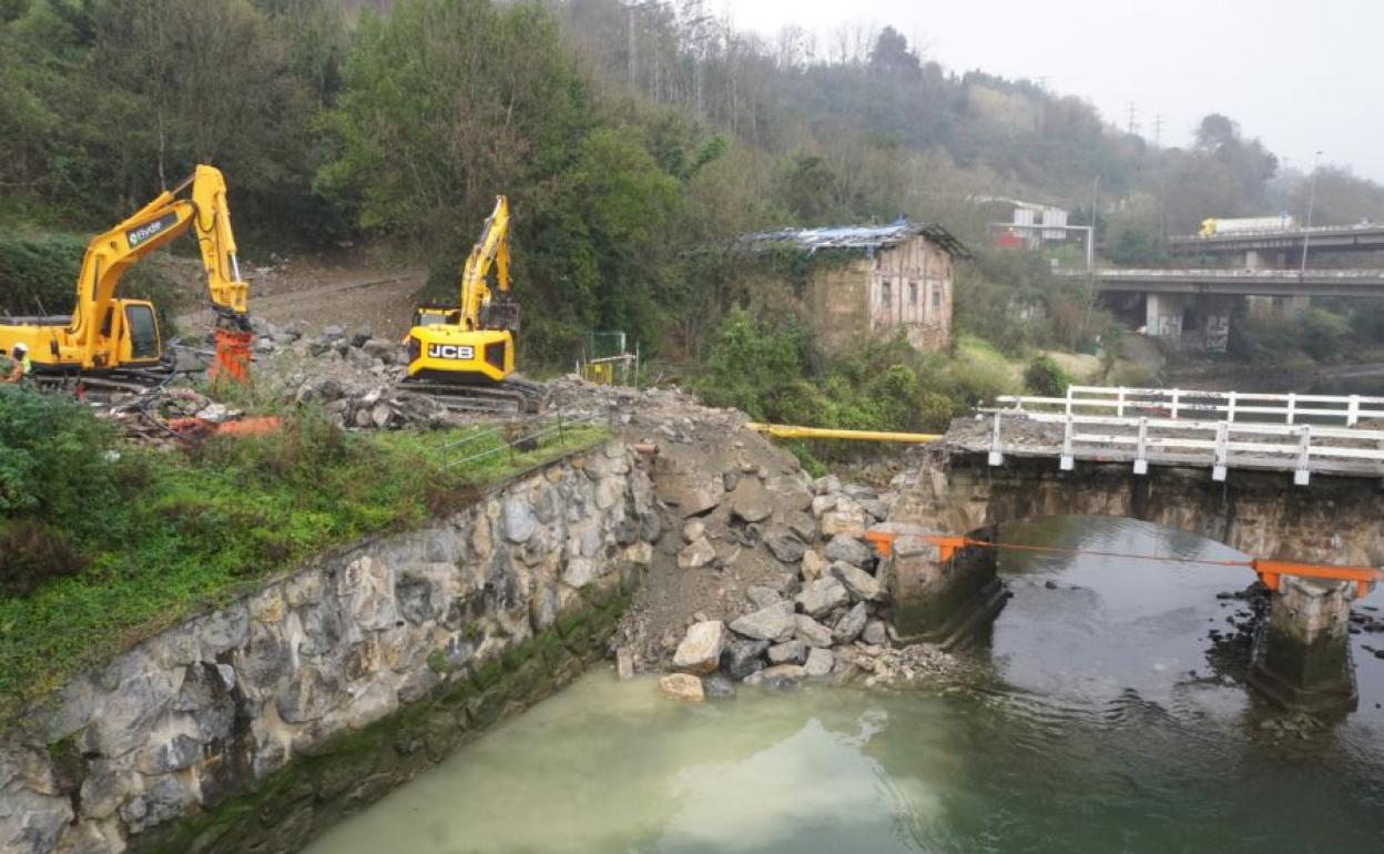 Esta mañana han comenzado las obras para derribar el puente.