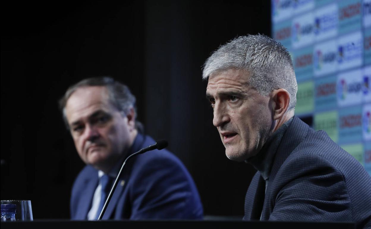 Roberto Olabe junto a Jokin Aperribay en su comparecencia. 