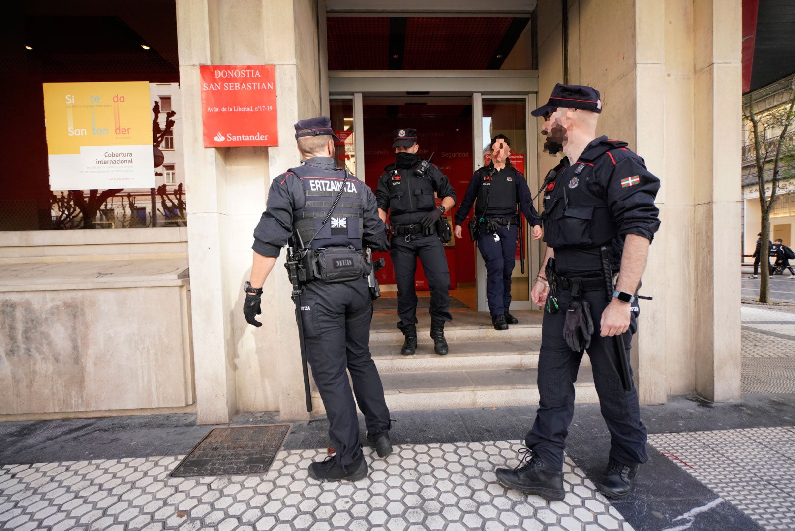 Fotos: La alarma de un banco alerta a la Ertzaintza en Donostia