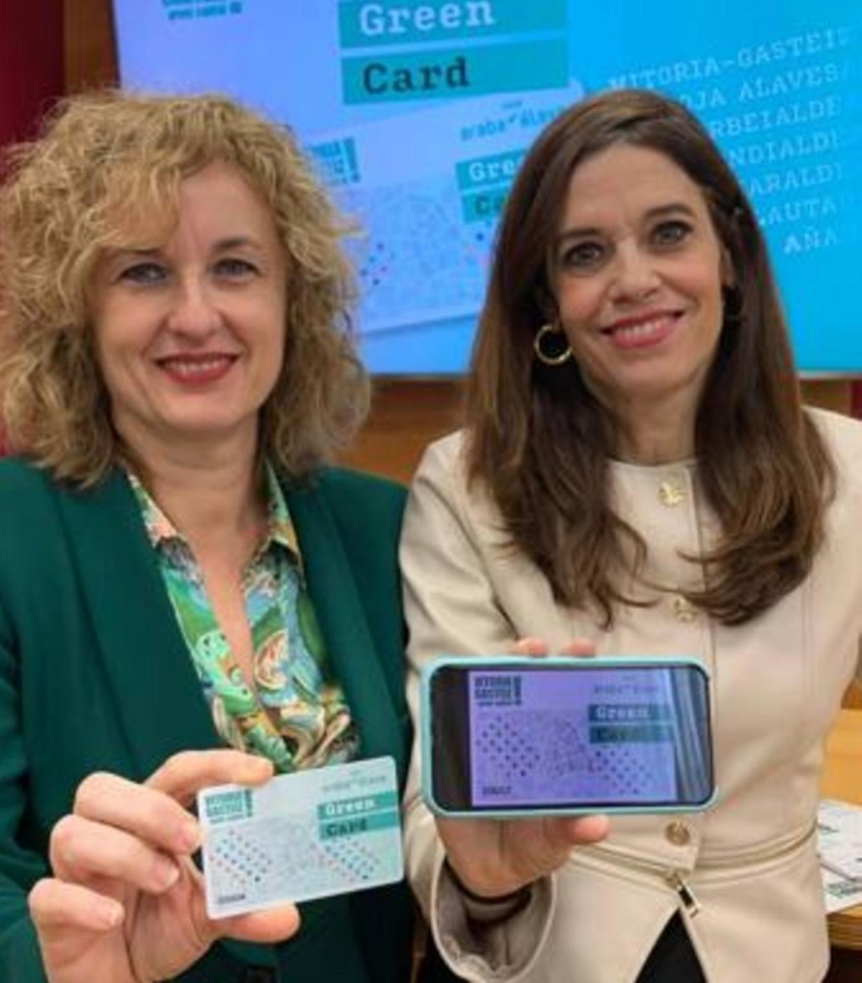 Cristina González y Maider Etxebarria presentan la 'Green Card'. 