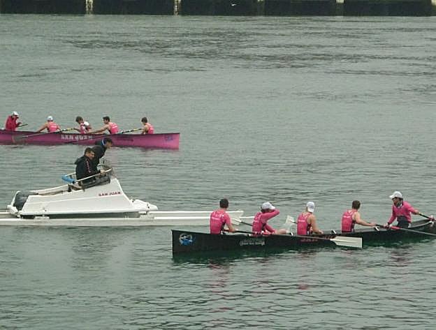 Dos bateles rosas en la regata celebrada hace siete días en Pasaia. 