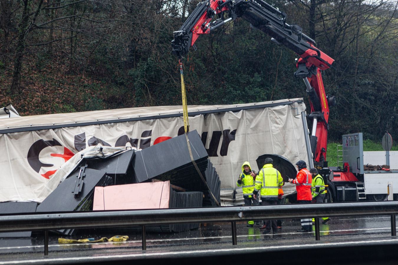 Fotos: Retenciones en la N-I por el vuelco de un camión