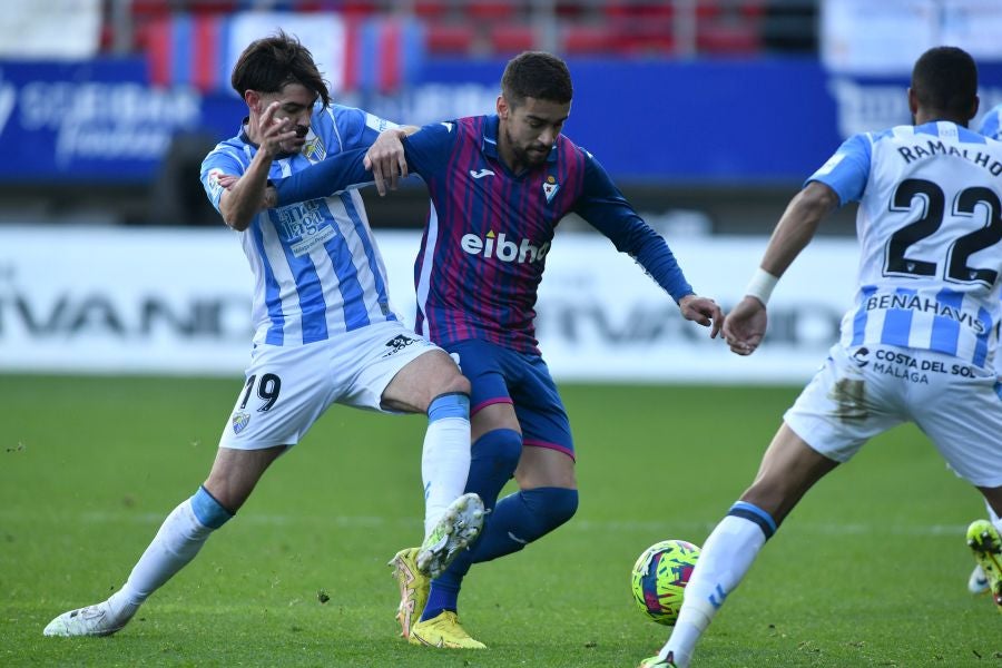 Fotos: El Eibar se hace más líder