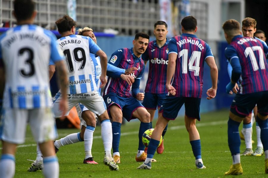 Fotos: El Eibar se hace más líder