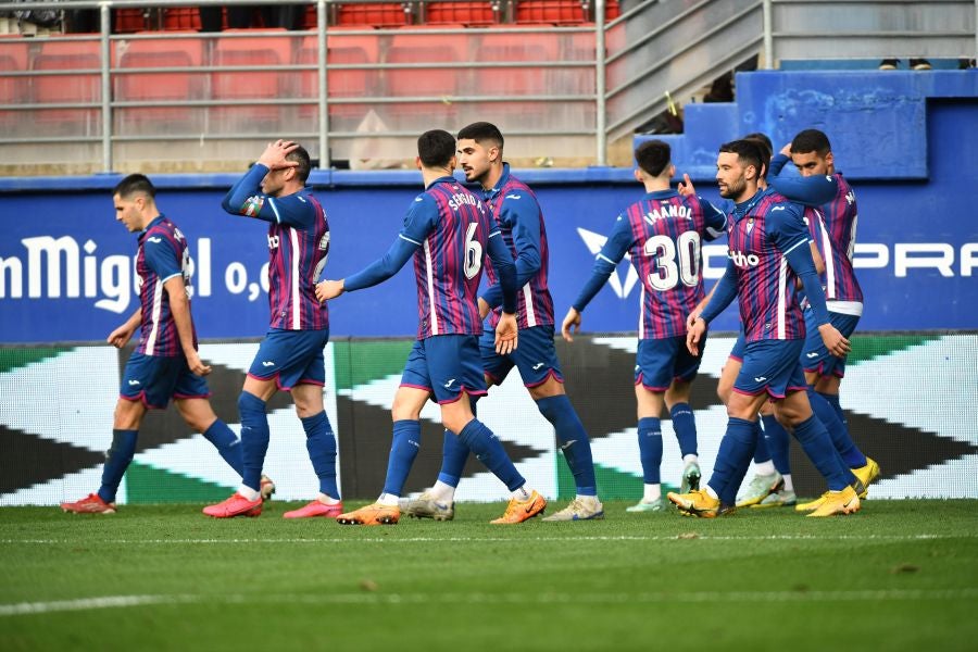 Fotos: El Eibar se hace más líder