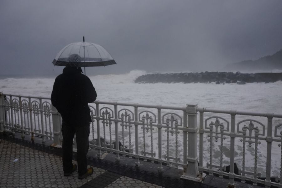 Fotos: Jornada desapacible con lluvia, viento y oleaje