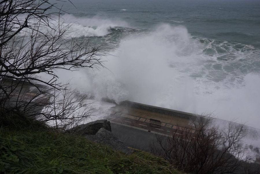 Fotos: Jornada desapacible con lluvia, viento y oleaje