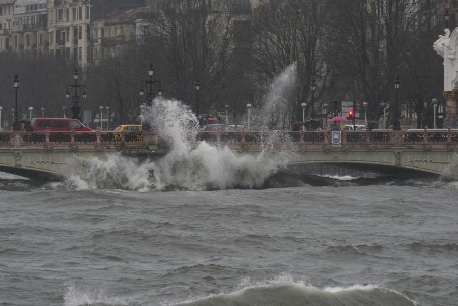 Fotos: Jornada desapacible con lluvia, viento y oleaje