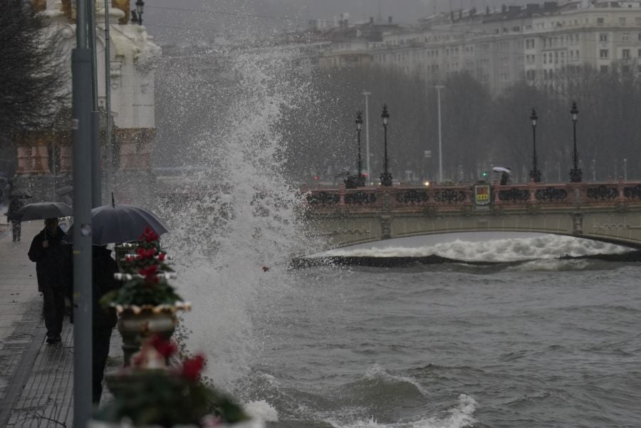 Fotos: Jornada desapacible con lluvia, viento y oleaje