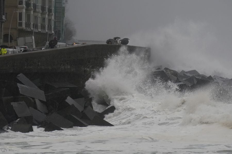 Fotos: Jornada desapacible con lluvia, viento y oleaje