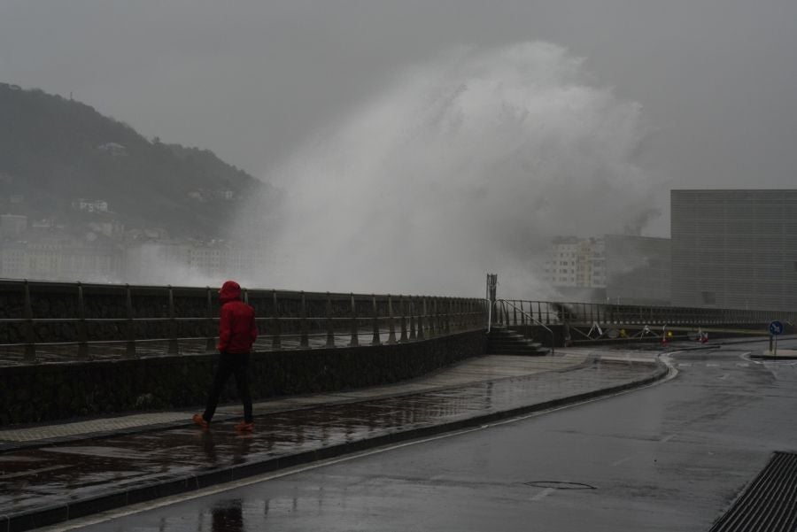 Fotos: Jornada desapacible con lluvia, viento y oleaje