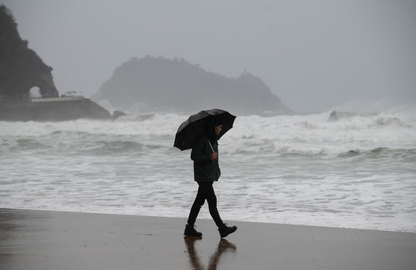 Fotos: Jornada desapacible con lluvia, viento y oleaje