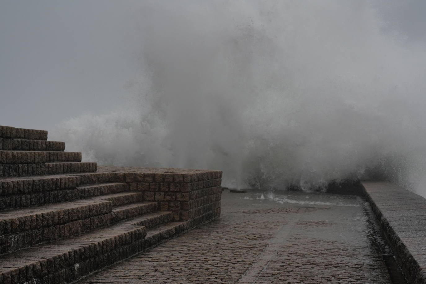 Fotos: Jornada desapacible con lluvia, viento y oleaje