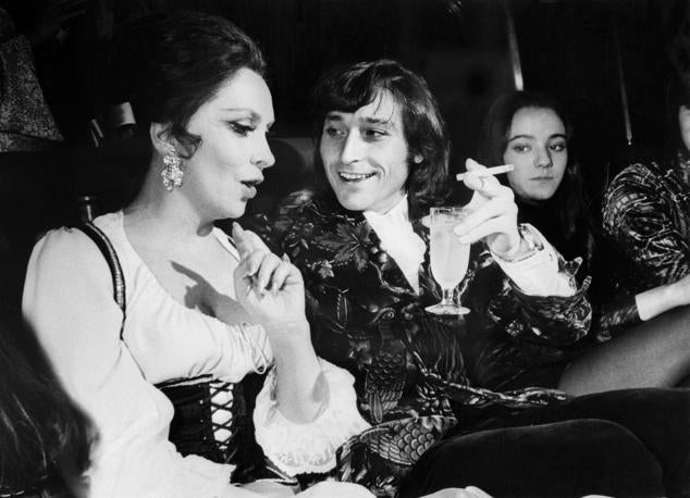 El bailarín y coreógrafo español Antonio Gades conversando durante una fiesta con Gina Lollobrigida.