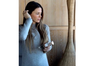 Imagen secundaria 1 - Natalia Coll con vestido azul y Ana Padilla con vestido rojo.