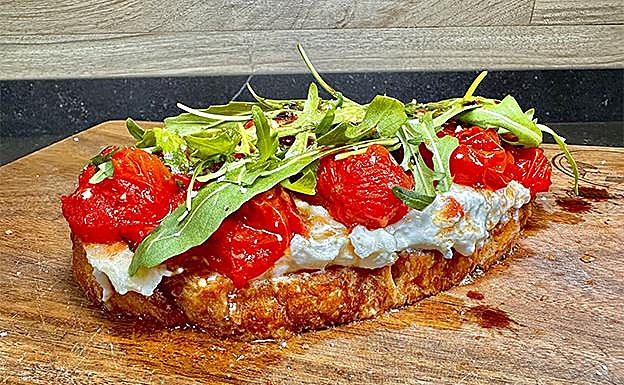 Receta de tostada de tomatitos