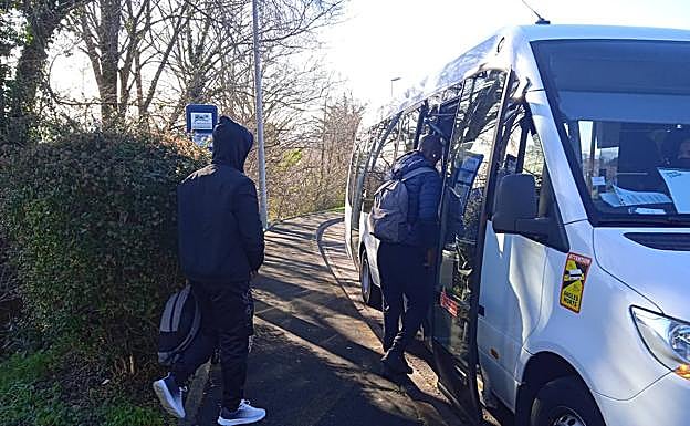 Diada y sus compañeros de viaje suben al autobús para cruzar la muga.