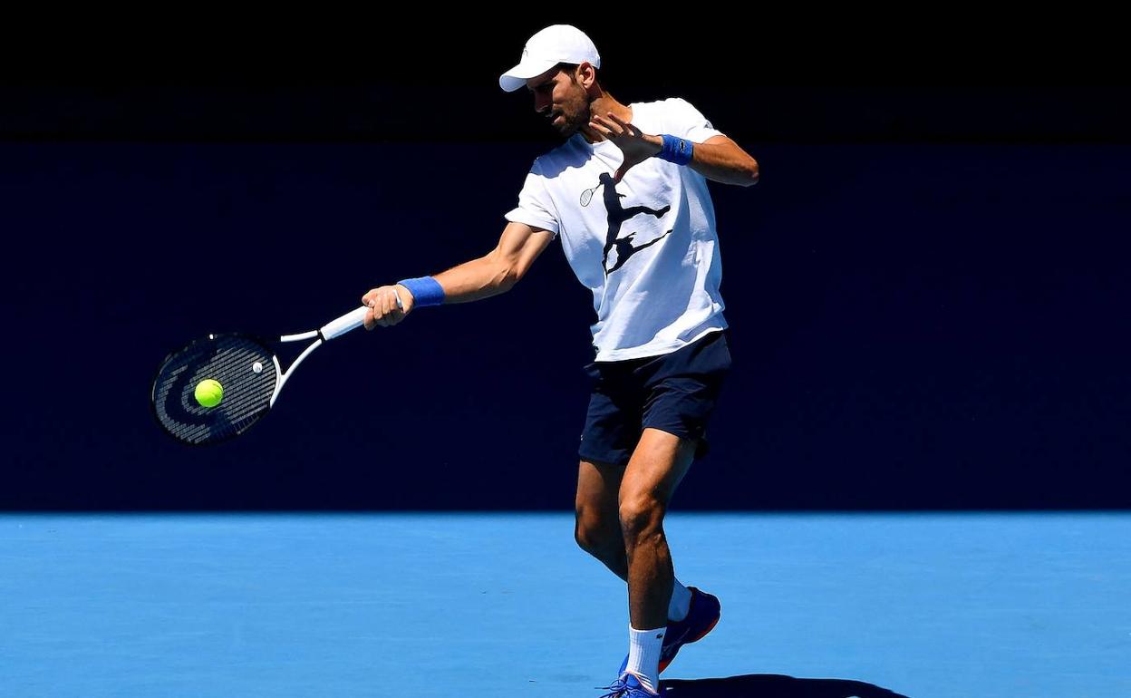 Djokovic, en una sesión de entrenamiento previa a su estreno en el Open de Australia. 