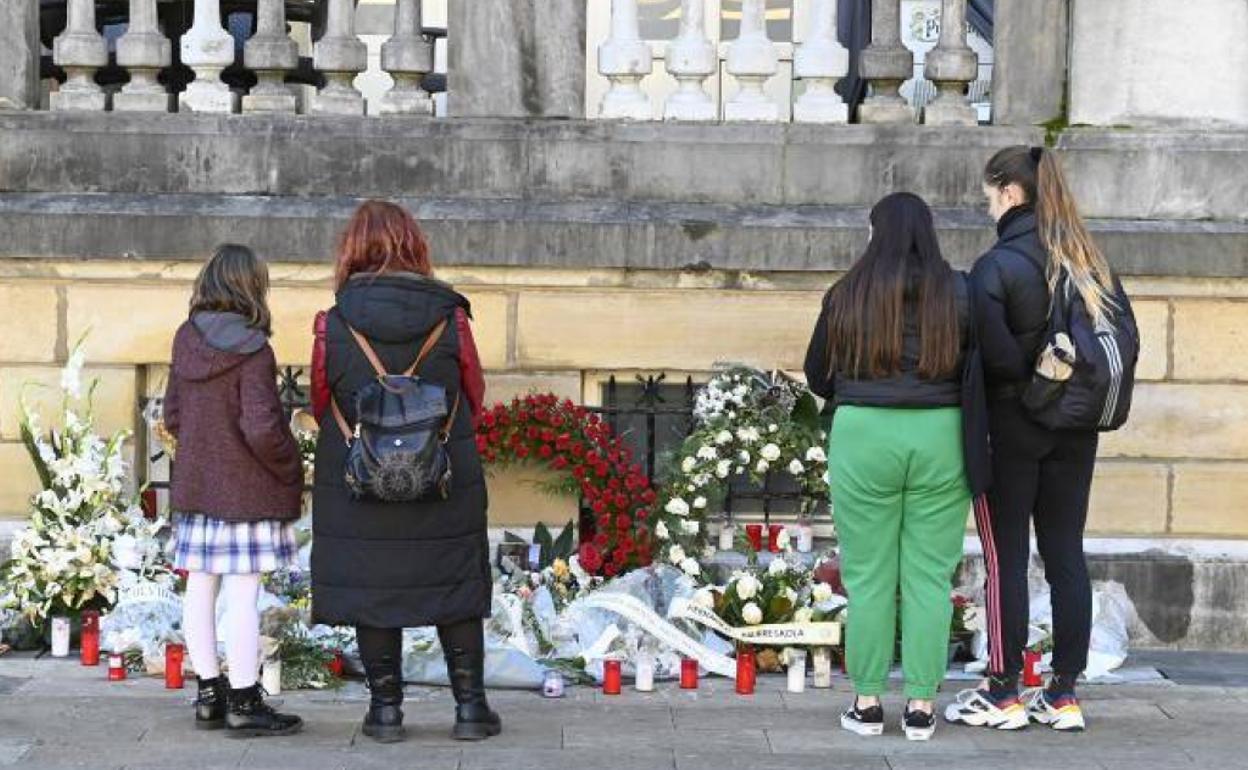 Ramos de flores y velas en recuerdo de Lukas Agirre en el lugar en el que falleció tras ser apuñalado.