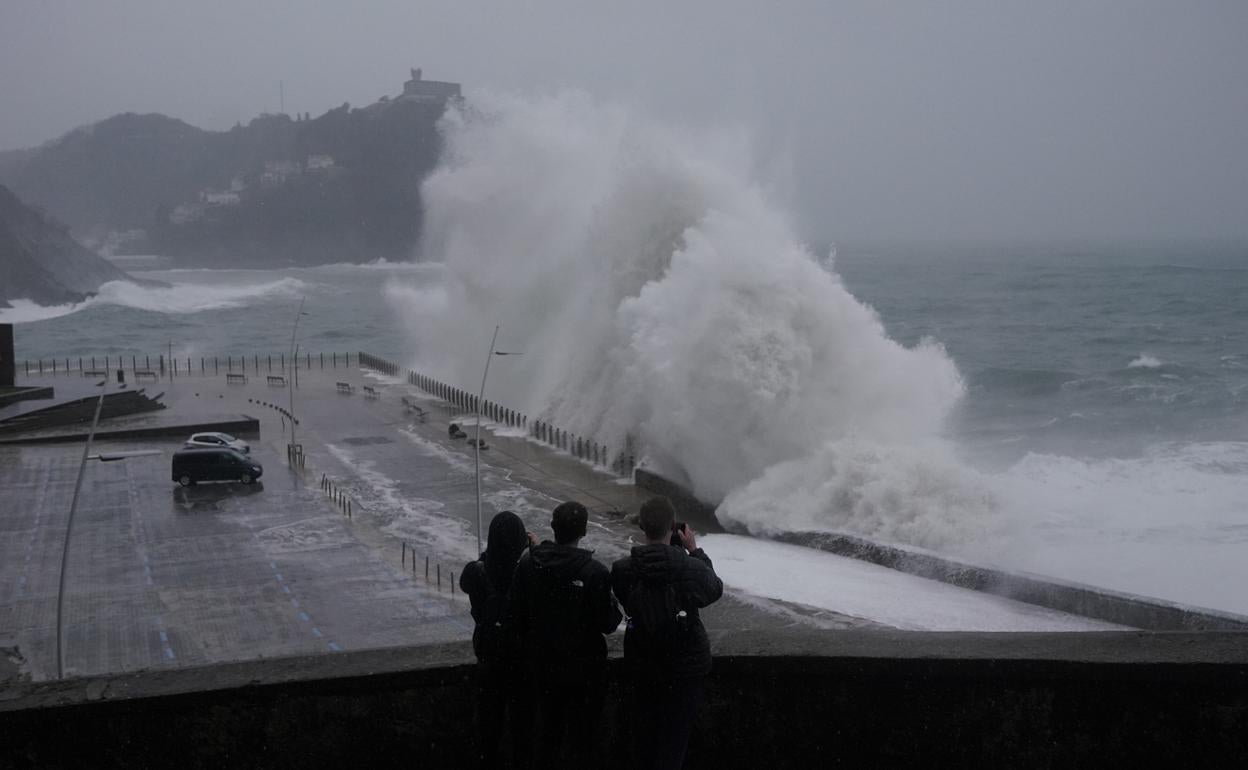 Olas gigantes en el Paseo Nuevo.