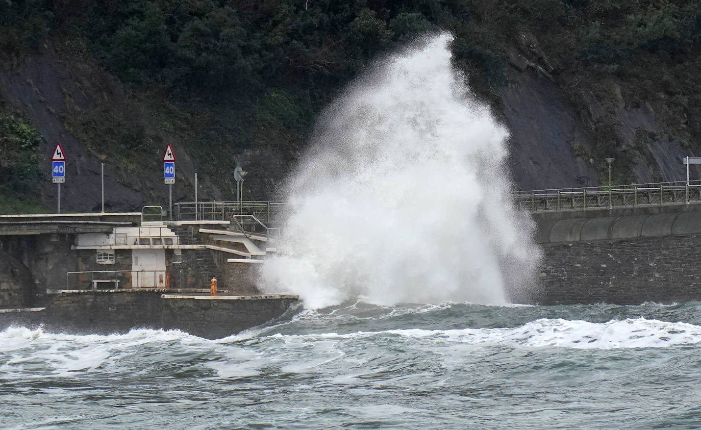 El temporal ha embravecido el mar con olas imponentes