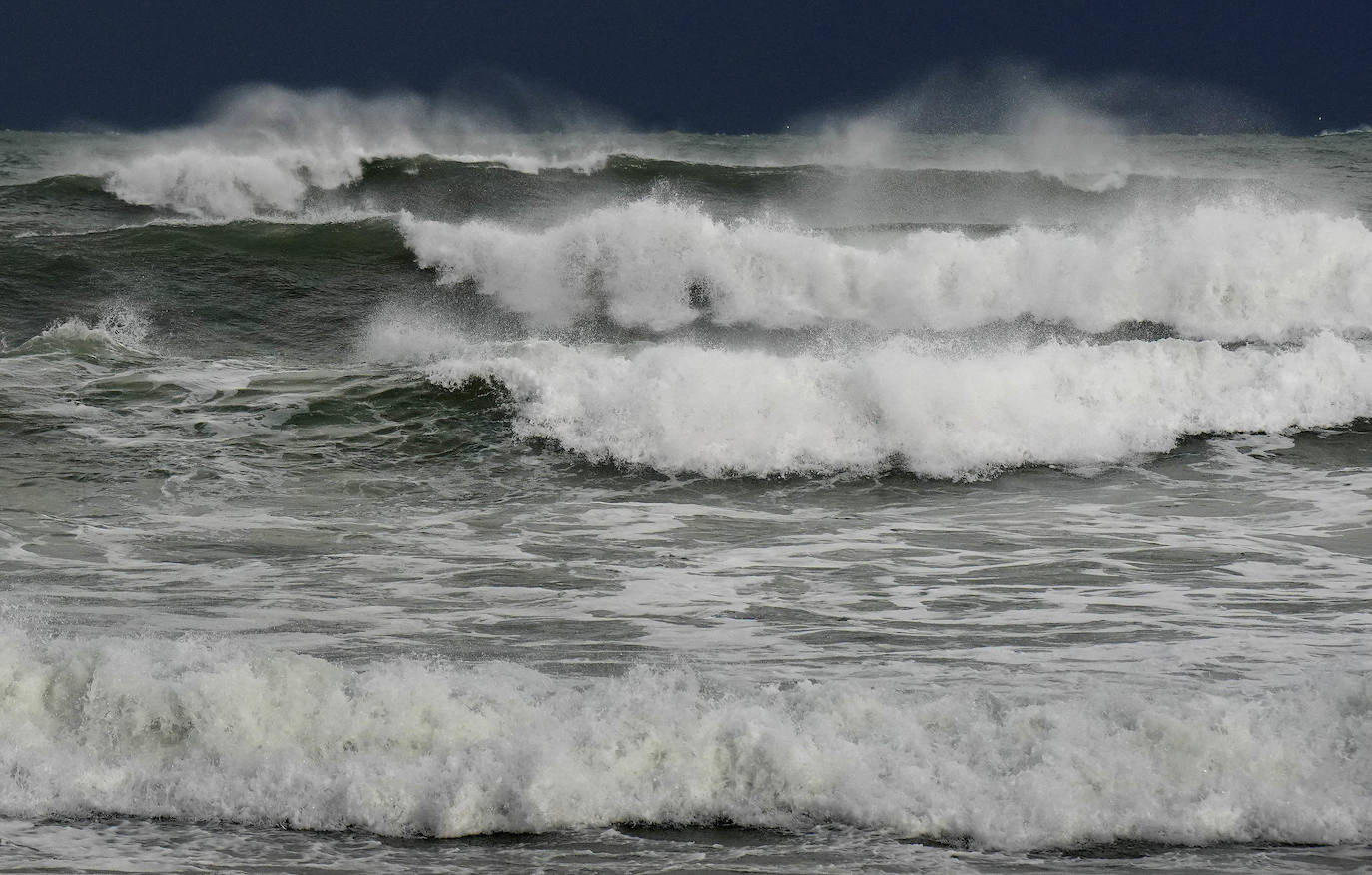 El temporal ha embravecido el mar con olas imponentes