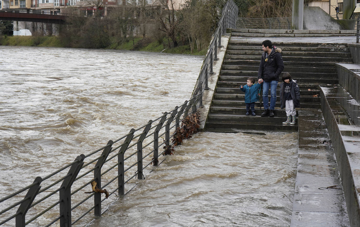 Efectos del temporal en Andoain, llevando el río Oria al límite