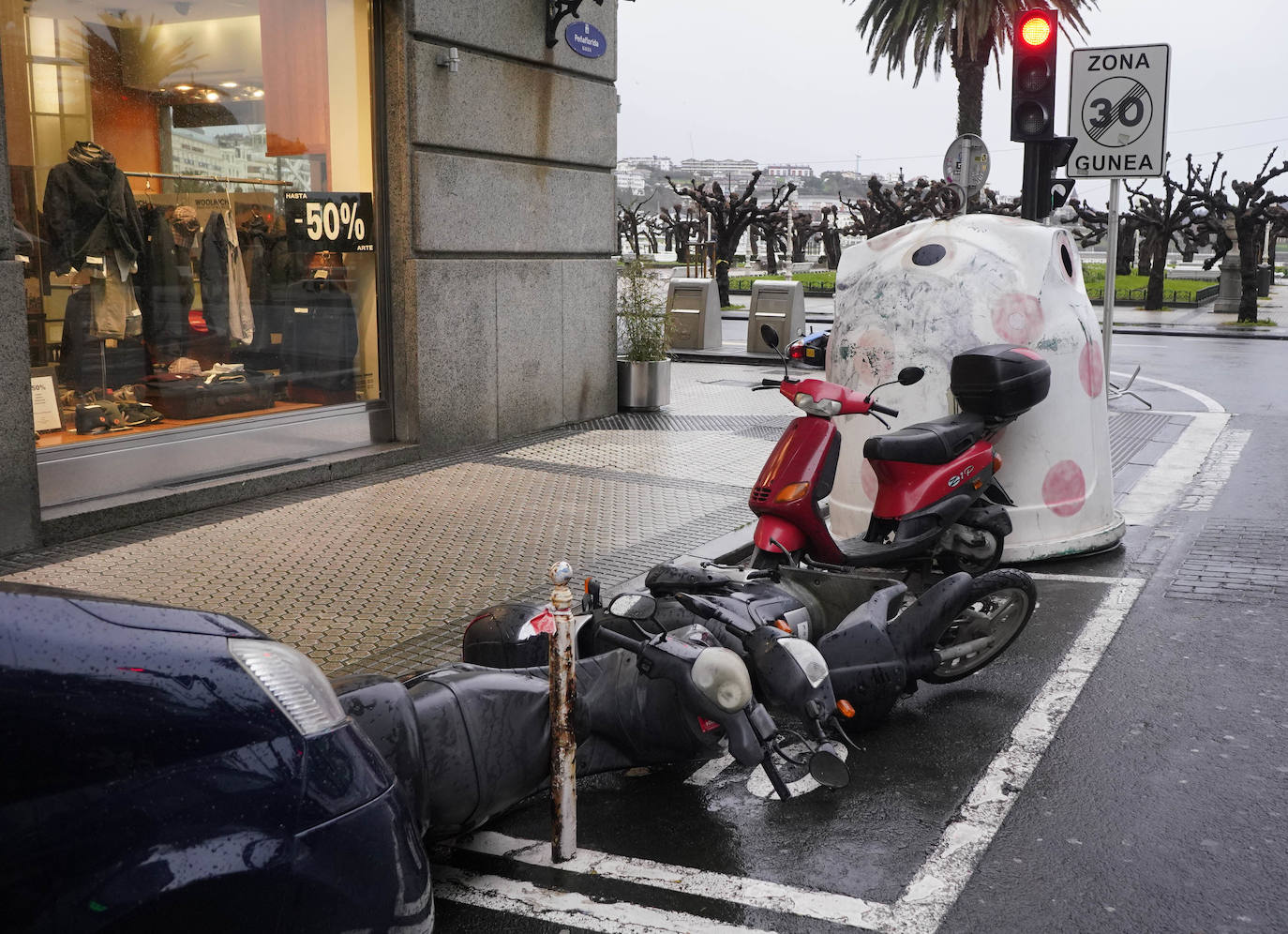 Motos caídas por efecto del viento.