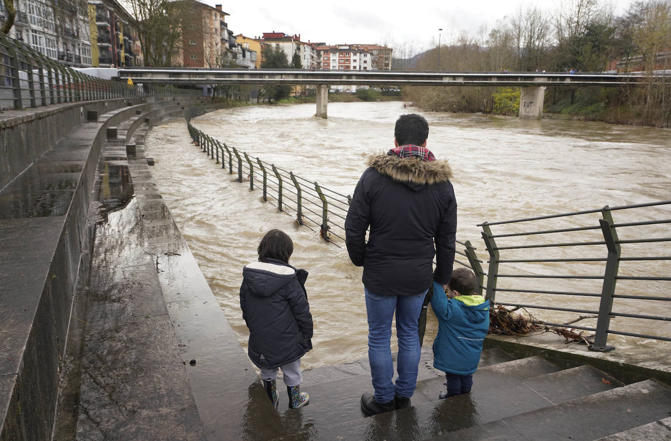 El río Oria, desbordado en Andoain.