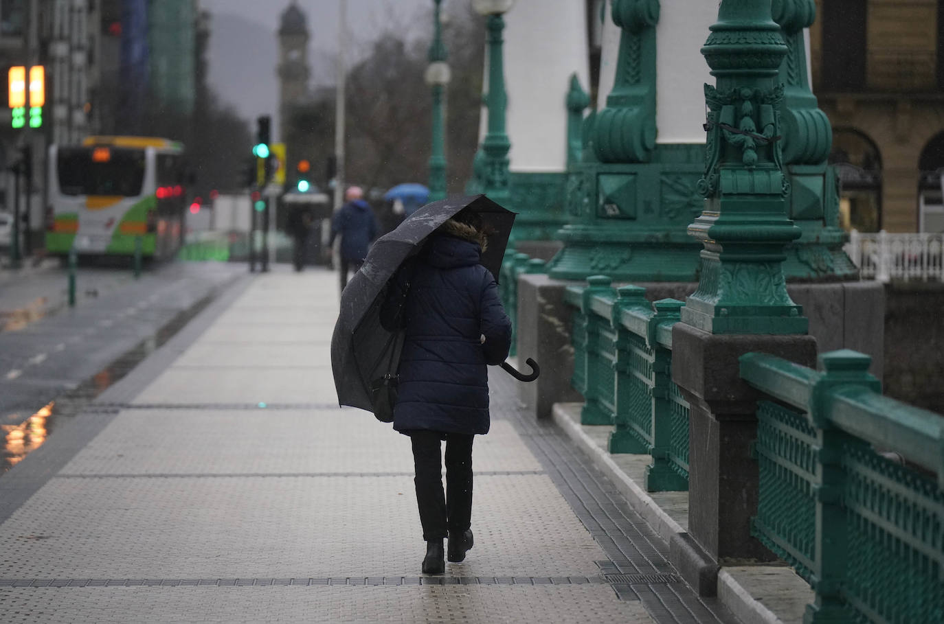 El viento ha dificultado llevar los paraguas