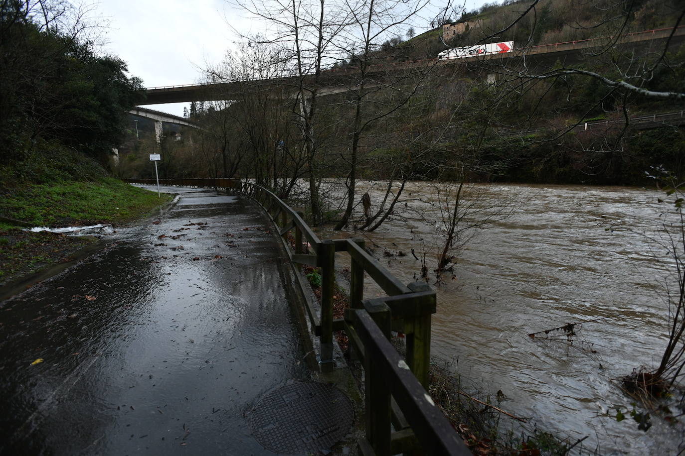El río se desborda en el bidegorri que une Eibar y Elgoibar. 