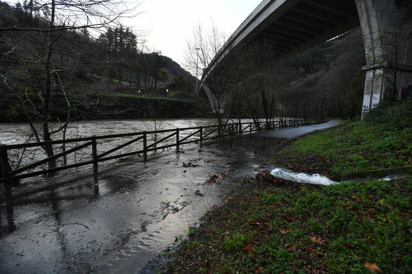 El río se desborda en el bidegorri que une Eibar y Elgoibar. 