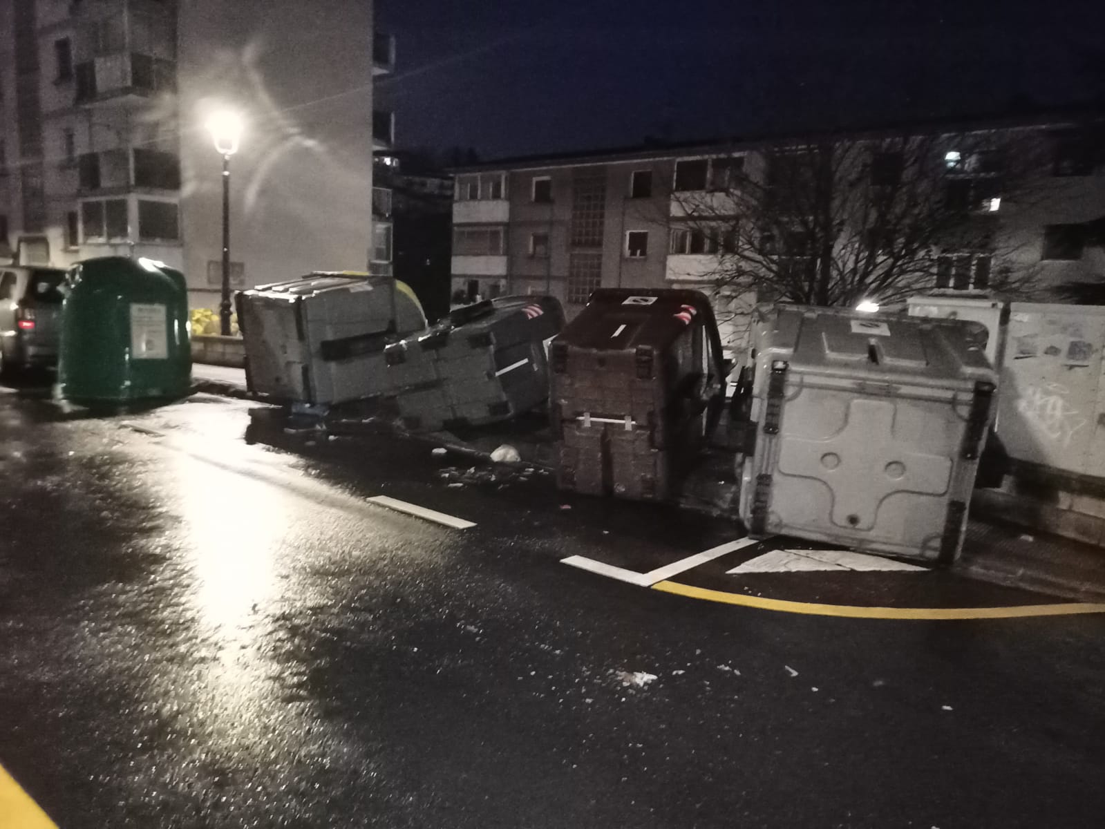 Contenedores caídos en distintas zonas de Errenteria.