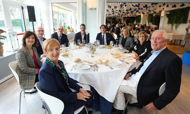 De izquierda a derecha, Arantxa Tapia, Beatriz Luengo, el Tambor de Oro de 2023 Javier García Cogorro, Iñigo Barrenechea, Eneko Goia, David Taberna, Cristina Garmendia, Maite Sabadell y Tristán Montegro.
