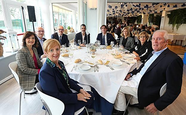 Imagen principal - De izquierda a derecha, Arantxa Tapia, Beatriz Luengo, el Tambor de Oro de 2023 Javier García Cogorro, Iñigo Barrenechea, Eneko Goia, David Taberna, Cristina Garmendia, Maite Sabadell y Tristán Montegro. Carolina Moreno, madre de Irai, una niña a la que las terapias génicas dieron una segunda oportunidad. Los invitados al homenaje disfrutan del desfile de la tamborrada de Santo Tomas Lizeoa.