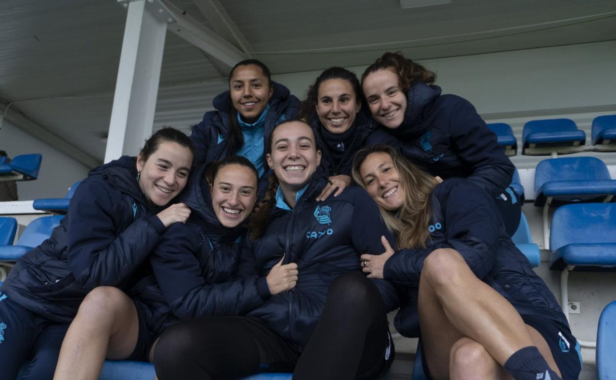 Iris, Vanegas, Bernabé, Lete, Maddi, Etxezarreta y Gemma, sonrientes en la grada de Zubieta. 