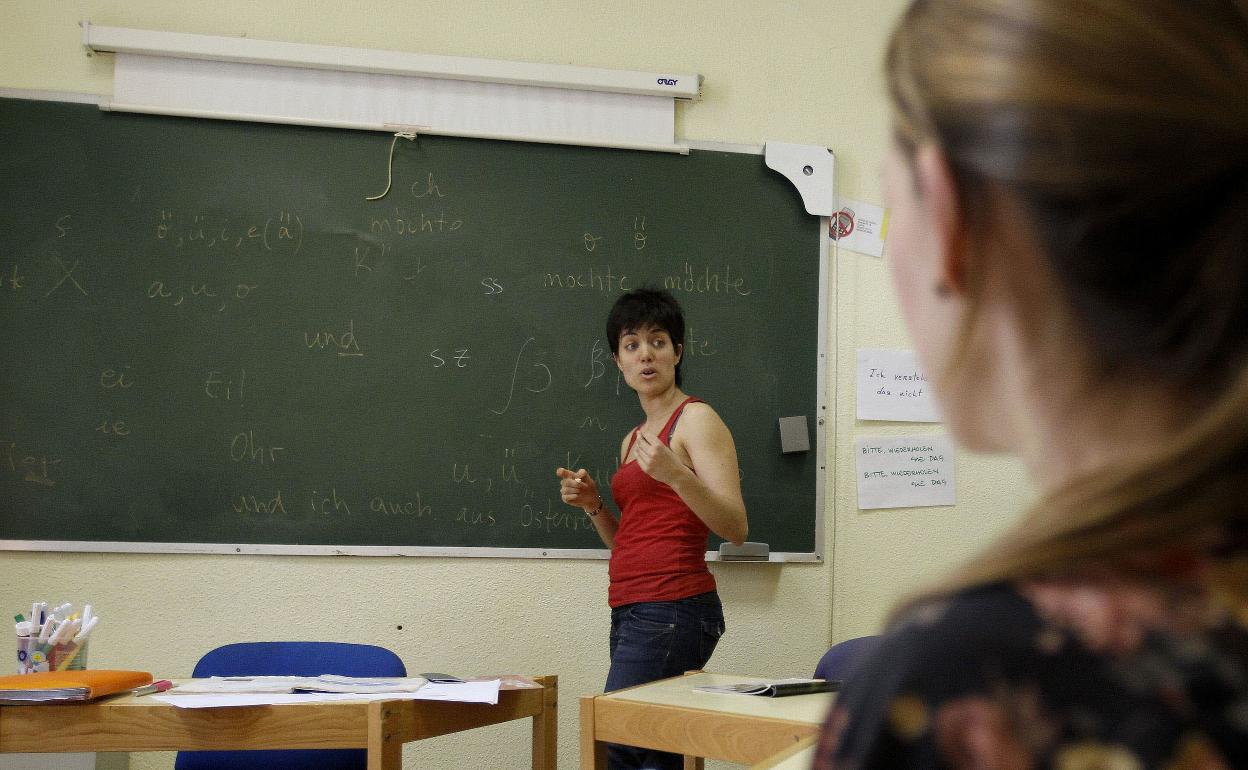 Una profesora da clases de alemán en una academia de Madrid. 