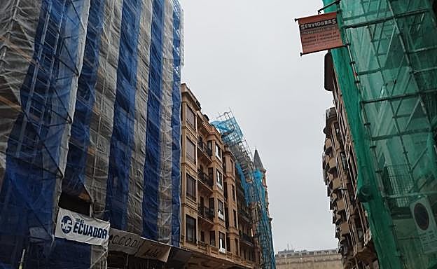 El riesgo de desplome de un andamio obliga a cortar la calle Aguirre Miramón de Donostia