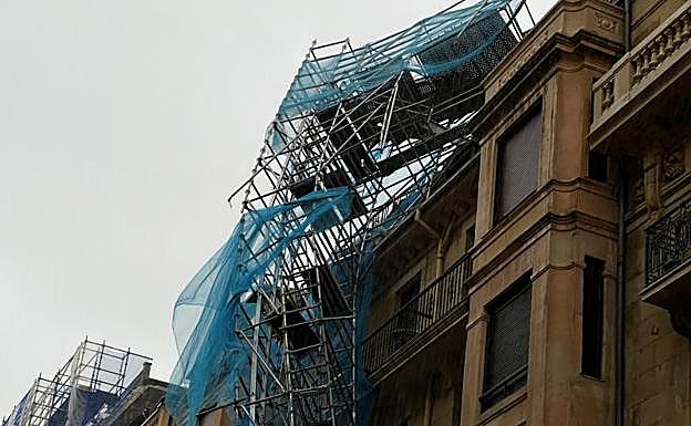 El andamio en riesgo de desplome en la calle Aguirre Miramón en el barrio donostiarra de Gros