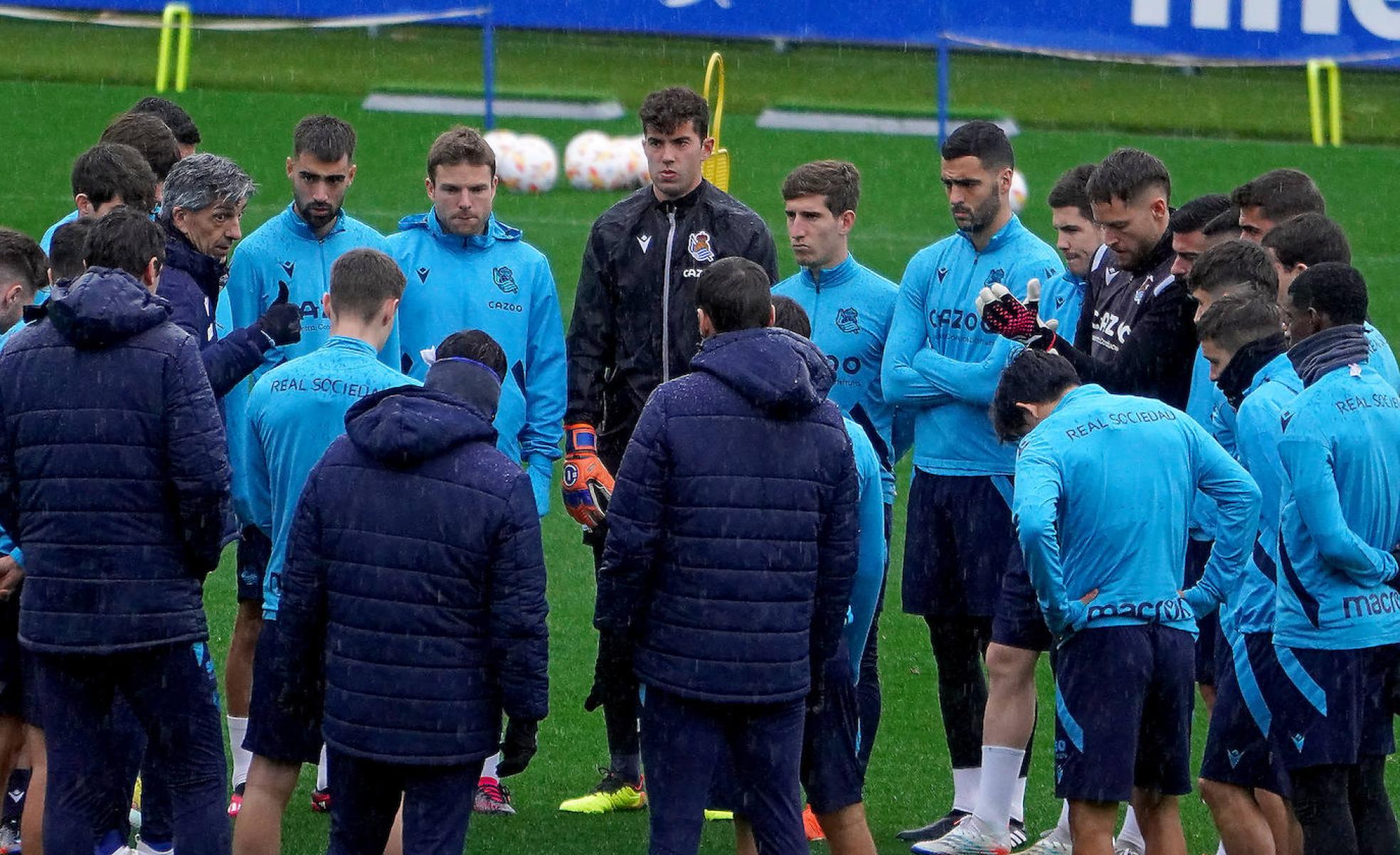 Imanol charla con sus jugadores ayer en Zubieta antes de empezar el entrenamiento.