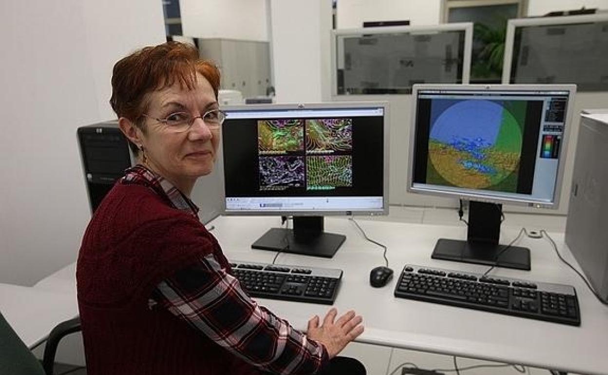 Margarita Martín, entre los ordenadores que le permiten efectuar los pronósticos meteorológicos.