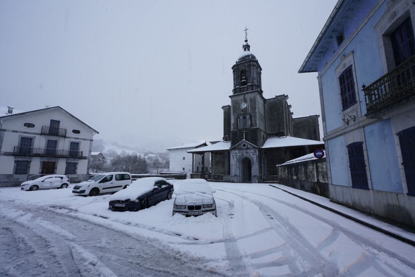 Fotos: Bidania se tiñe de blanco