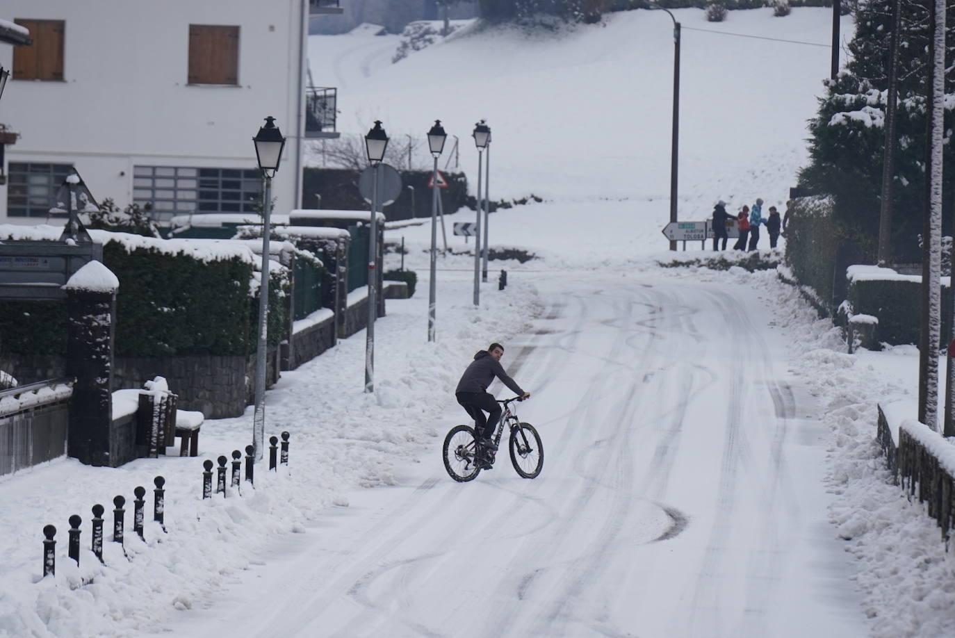 Fotos: Bidania se tiñe de blanco