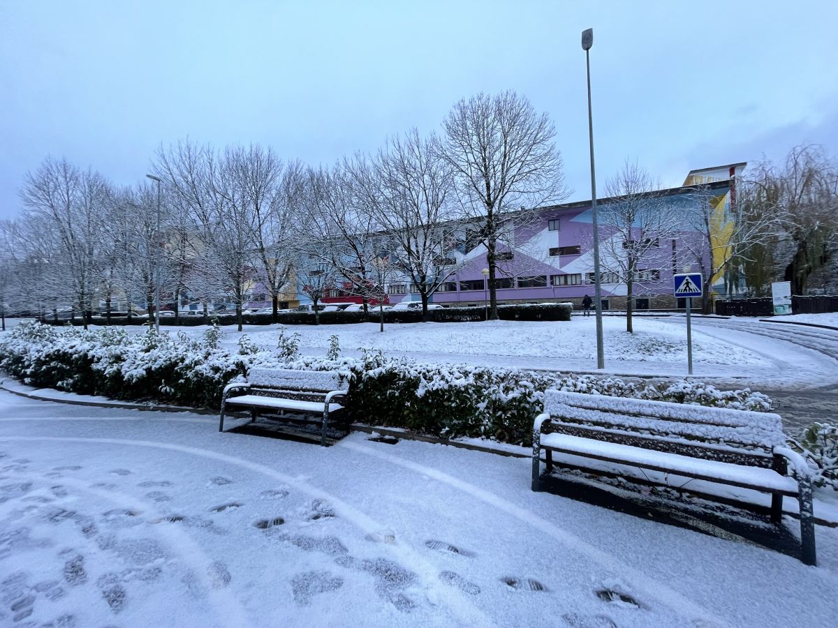 Fotos: Oñati amanece cubierta por un manto blanco