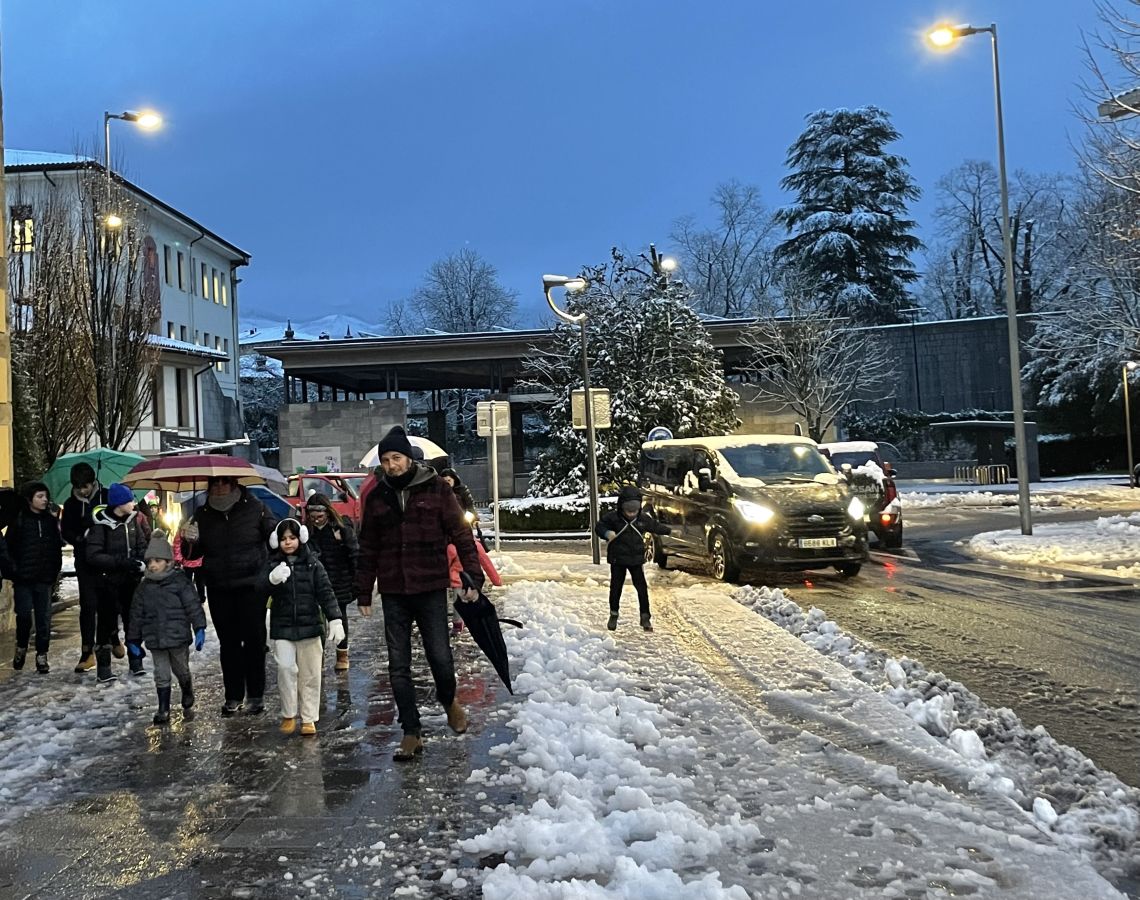 Fotos: Oñati amanece cubierta por un manto blanco