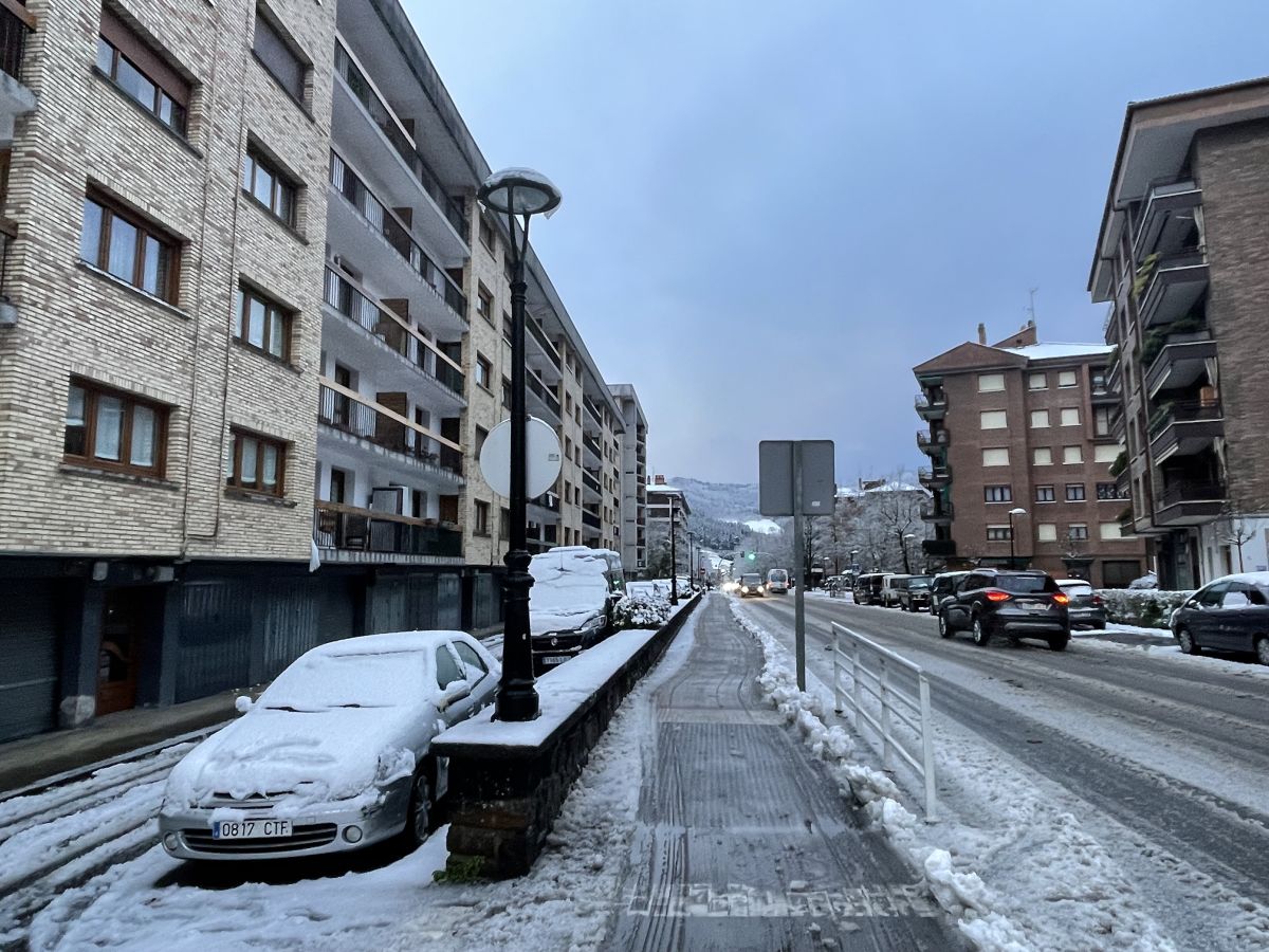 Fotos: Oñati amanece cubierta por un manto blanco