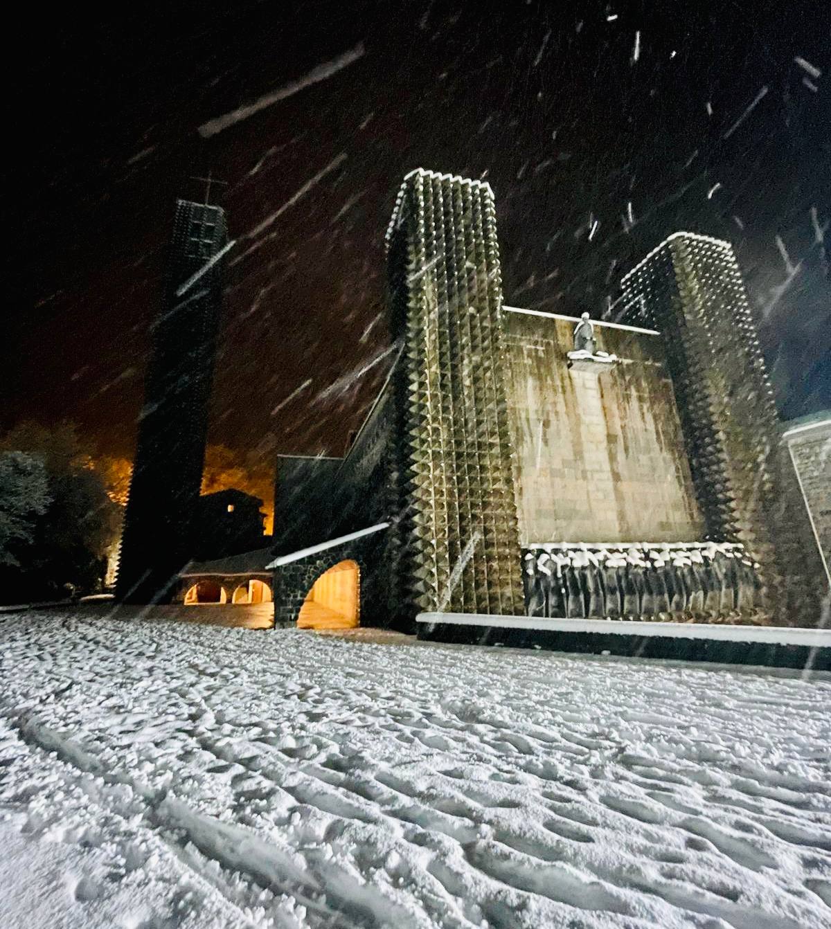 Vista de Arantzazu nevado.