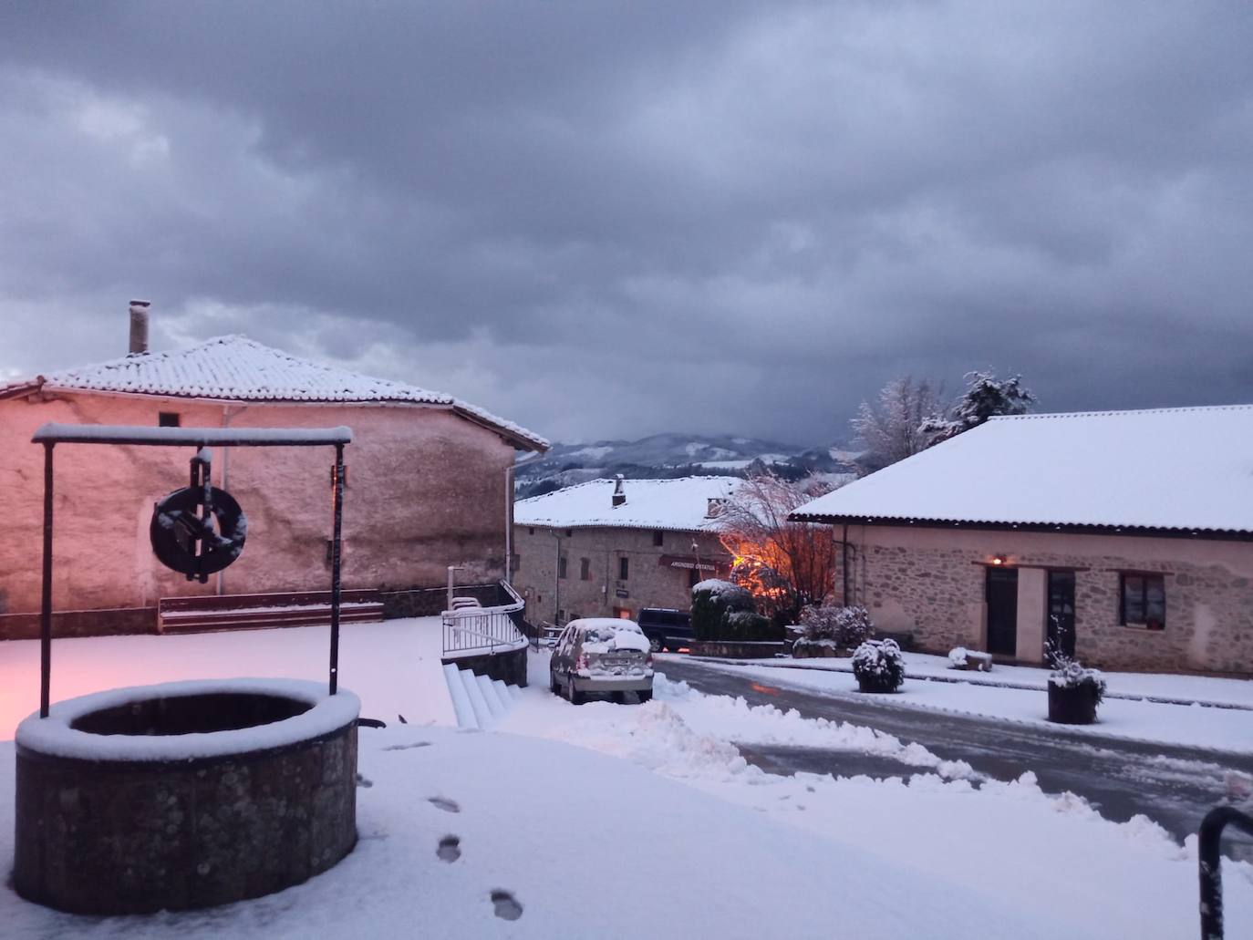 La nieve ha sido la protagonista este miércoles en Ezkio. 